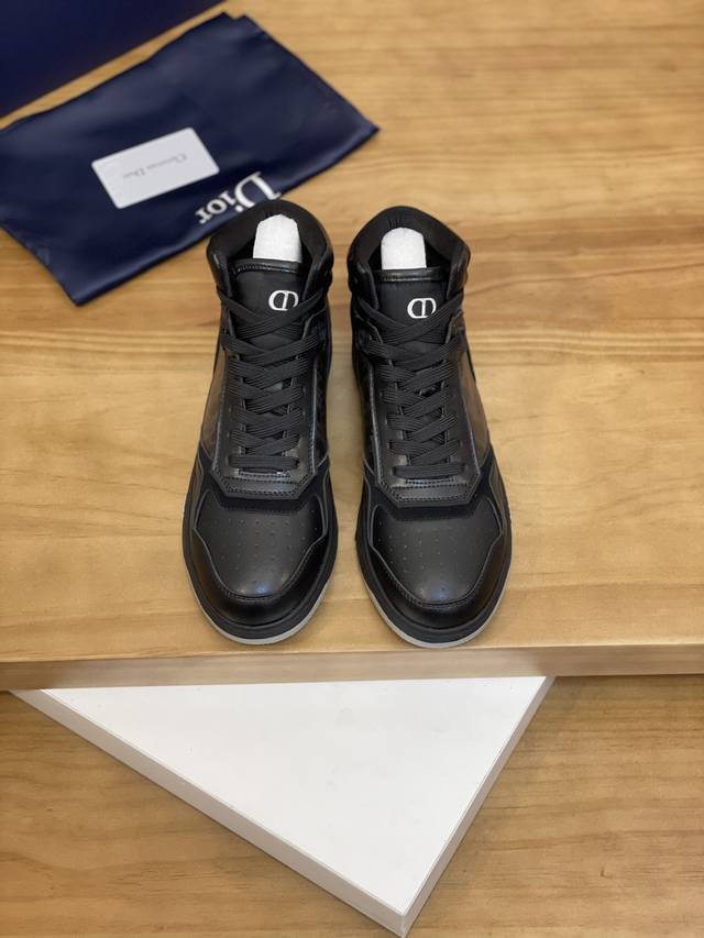 售 价: 商品商标：Dior* 迪奥* 高帮休闲鞋 正码码数: 38-44 可订做45.46 商品材料：鞋面进口牛皮拼接原版布料，透气内里，原版大底。 编 号：